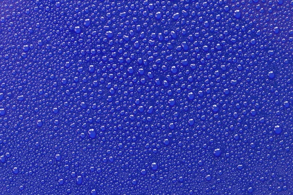 Gotas de água em um fundo azul. — Fotografia de Stock