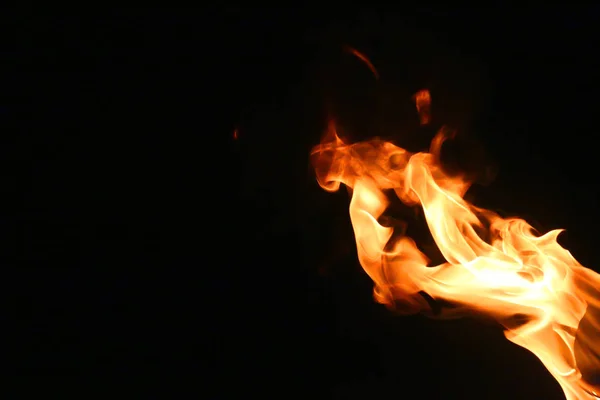 Feuerflamme isoliert auf schwarzem Hintergrund — Stockfoto