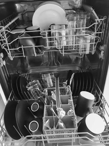 Máquina de lavar louça com pratos brancos limpos — Fotografia de Stock