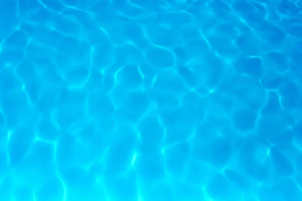 Blauwe kleur water in zwembad golvend water detail backgroun — Stockfoto