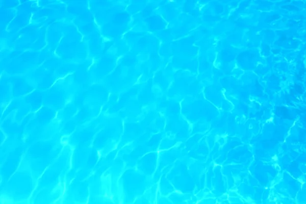 Niebieski kolor wody w basenie rippled szczegóły wody oświetlenie tła — Zdjęcie stockowe