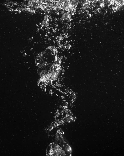 Bolhas brancas sob o fundo da água — Fotografia de Stock