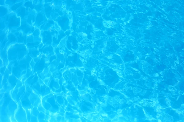 Eau de couleur bleue dans la piscine détail de l'eau ondulée backgroun — Photo