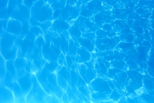 Eau de couleur bleue dans la piscine détail de l'eau ondulée backgroun — Photo