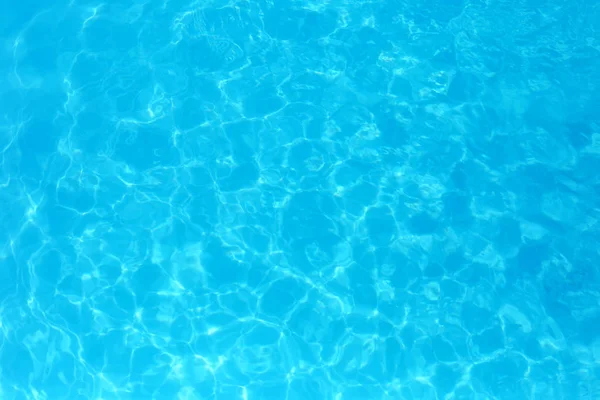 Eau de couleur bleue dans la piscine détail de l'eau ondulée backgroun — Photo