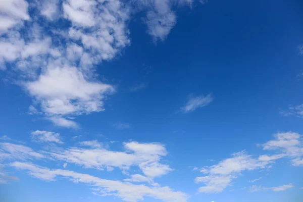 Biru langit latar belakang dengan awan kecil. — Stok Foto