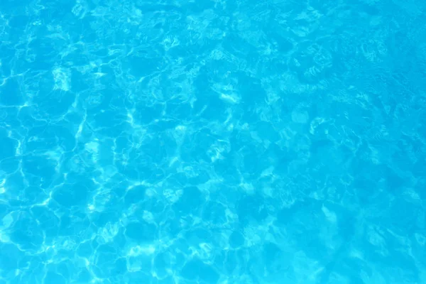 Blaue Farbe Wasser im Schwimmbad kräuselte Wasser Detail Hintergrund — Stockfoto