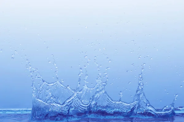 파란색 배경에 스플래시 물 — 스톡 사진