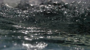 Su dalgası soyut arka plan bokeh ve damlacıklar.