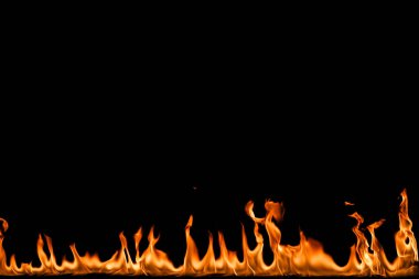 alevler siyah arkaplanda.