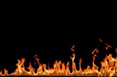 alevler siyah arkaplanda.