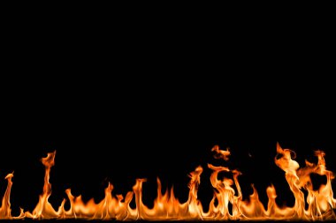 alevler siyah arkaplanda.