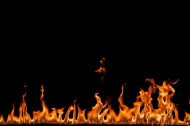 alevler siyah arkaplanda.