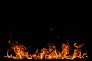 alevler siyah arkaplanda.