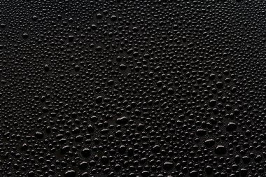 Su siyah üzerine düşer.