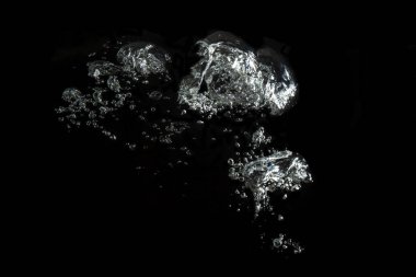 Suyun altında beyaz kabarcıklar