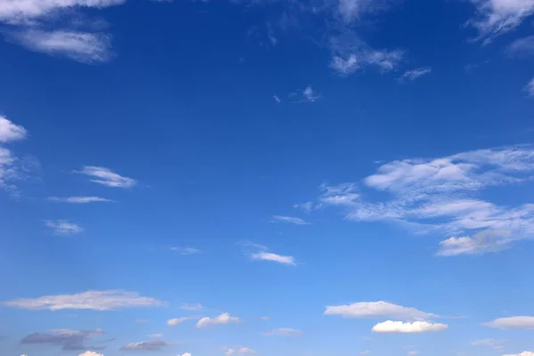 Blauer Himmel Hintergrund mit winzigen Wolken. — Stockfoto