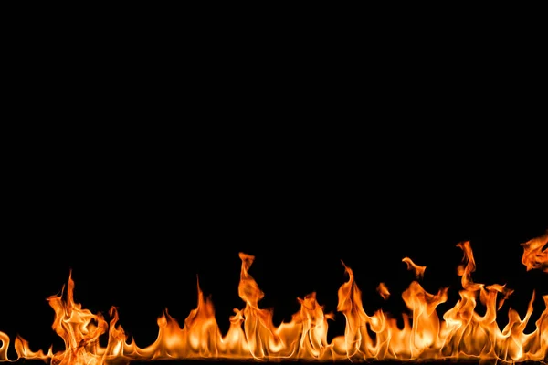 Flammen auf schwarzem Hintergrund. — Stockfoto