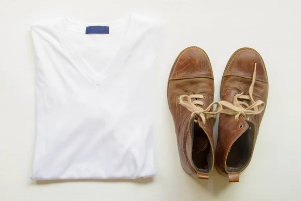 木製の床に茶色の革の靴を持つTシャツ, 白いバックグロ — ストック写真