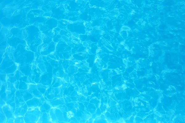 スイミングプールの青い色の水は水の詳細バックグローンを波紋 — ストック写真