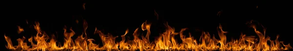 Flammen auf schwarzem Hintergrund — Stockfoto