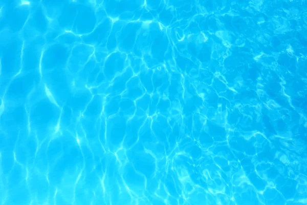 Eau de couleur bleue dans la piscine détail de l'eau ondulée backgroun — Photo