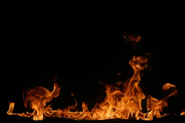 Flammen auf schwarzem Hintergrund. — Stockfoto