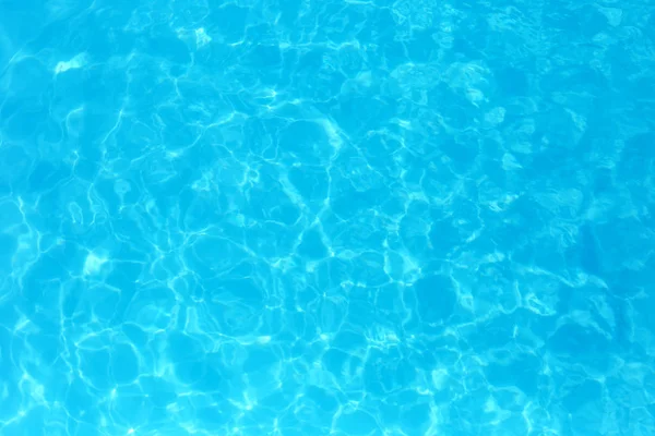 Eau de couleur bleue dans la piscine détail de l'eau ondulée backgroun — Photo