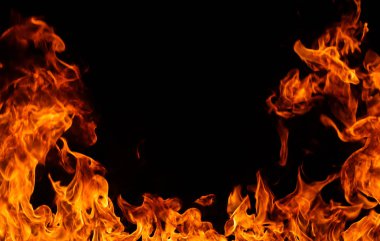 alevler siyah arkaplanda.