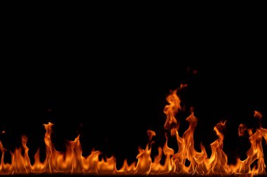 alevler siyah arkaplanda.