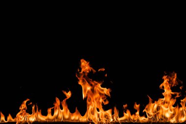 alevler siyah arkaplanda.