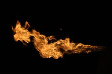 alevler siyah arkaplanda.