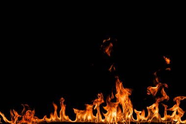 alevler siyah arkaplanda.