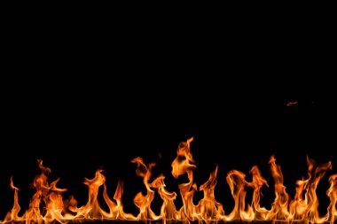 alevler siyah arkaplanda.