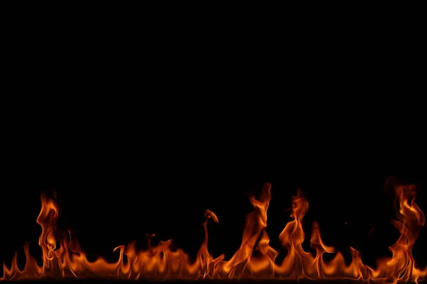 Eld lågor på svart bakgrund. — Stockfoto