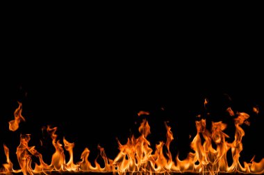 alevler siyah arkaplanda.