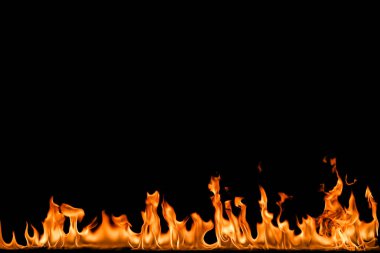 alevler siyah arkaplanda.