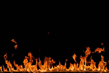 alevler siyah arkaplanda.