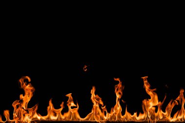 alevler siyah arkaplanda.