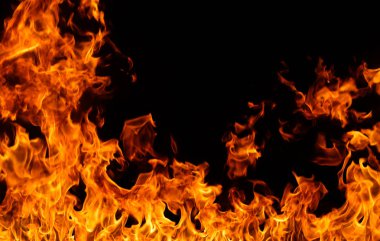 alevler siyah arkaplanda.