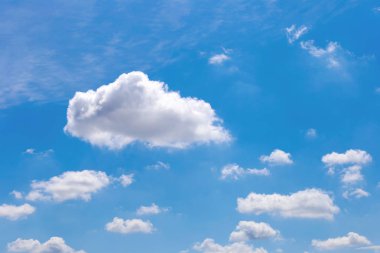 Bulutlu mavi gökyüzü