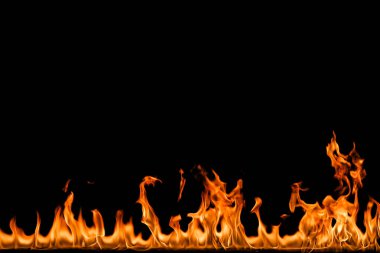 alevler siyah arkaplanda.