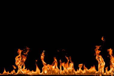 alevler siyah arkaplanda.