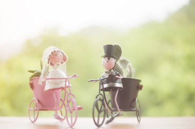 ahşap bir bisiklet sürme bebek, arka plan bokeh