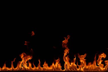 alevler siyah arkaplanda.