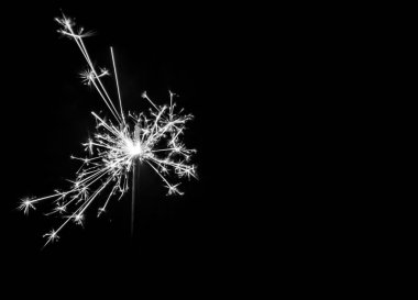 Siyah arka planda Noel maytap. Bengal ateşi