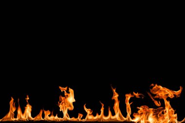 alevler siyah arkaplanda.