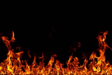 alevler siyah arkaplanda.