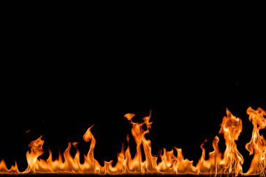 alevler siyah arkaplanda.