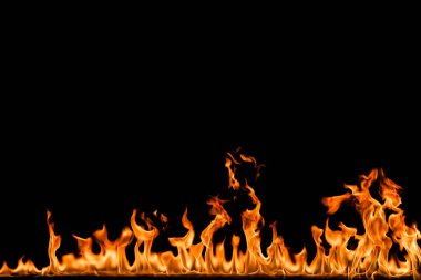 alevler siyah arkaplanda.